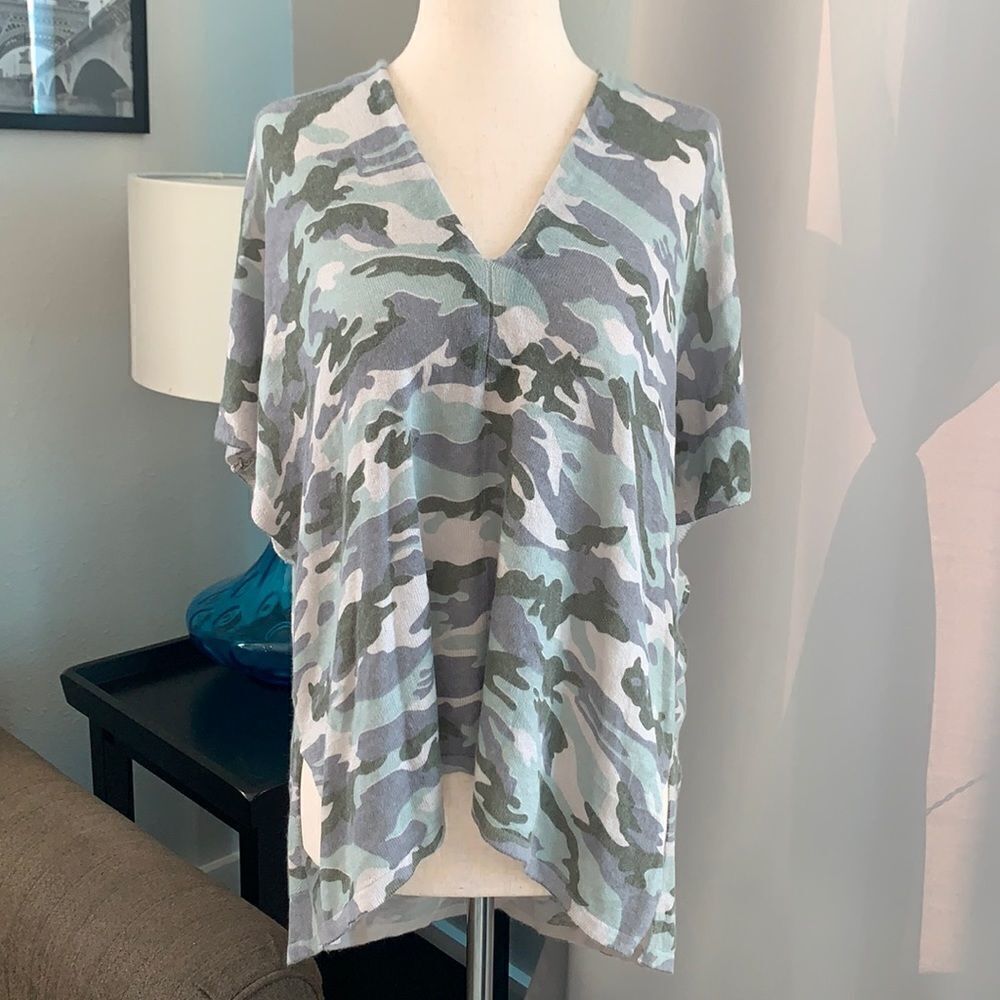 Karlie V neck camo print soft lightweight short sleeve sweater sz sm NWOT